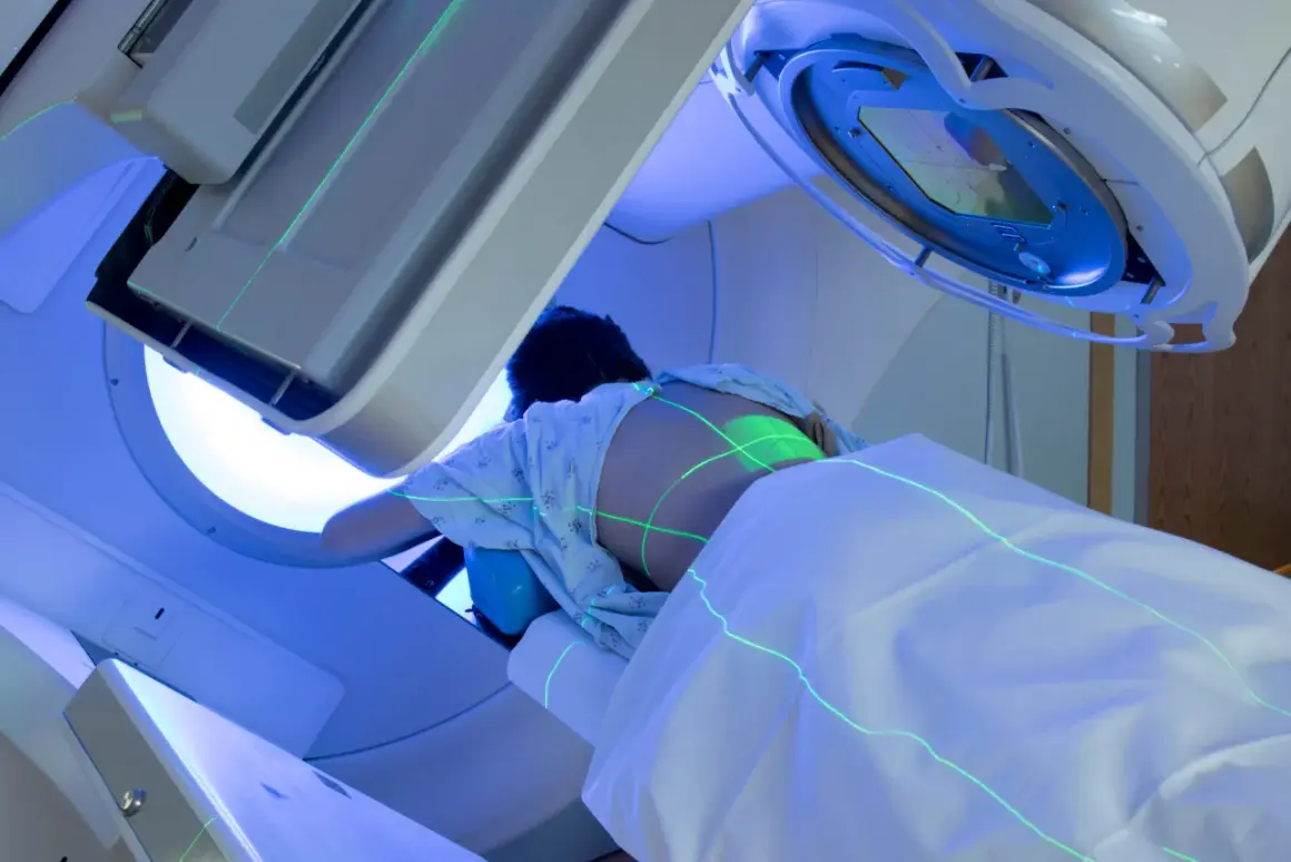 Patient unterzieht sich einer Bestrahlung des Kopfes. Grüne Laserlinien markieren die Behandlungszone auf dem Körper.