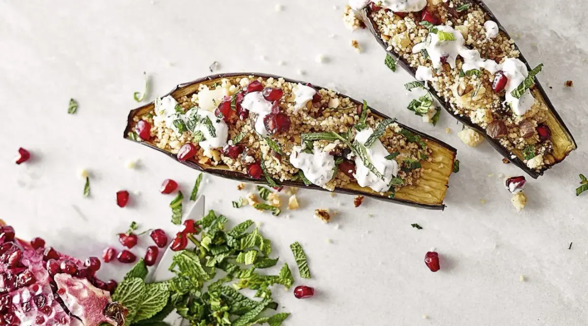Gefüllte Auberginen mit Couscous, Granatapfelkernen und Minze. Ein köstliches Gericht, um Aubergine zuzubereiten.