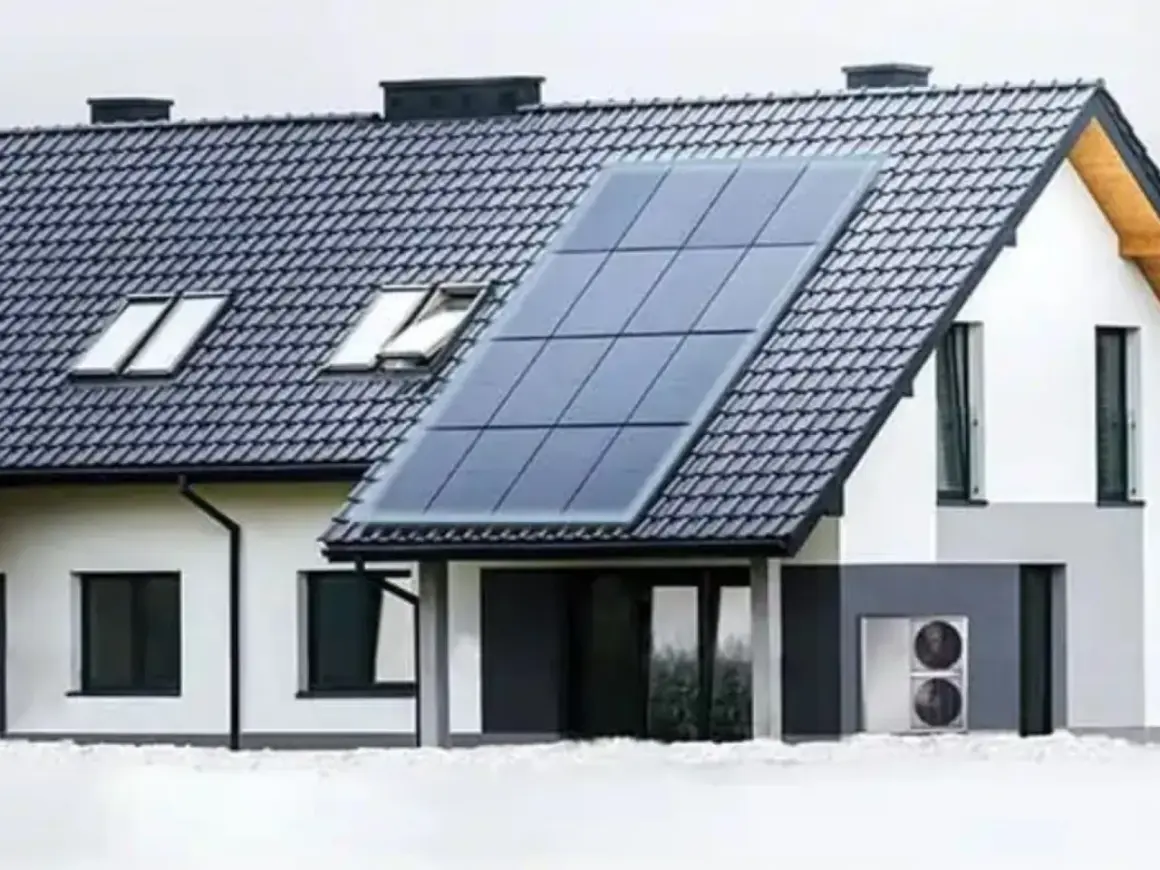 Nowoczesny dom z panelami słonecznymi na dachu. System fotowoltaiczny zapewnia energię, chroniąc przed blackoutem.