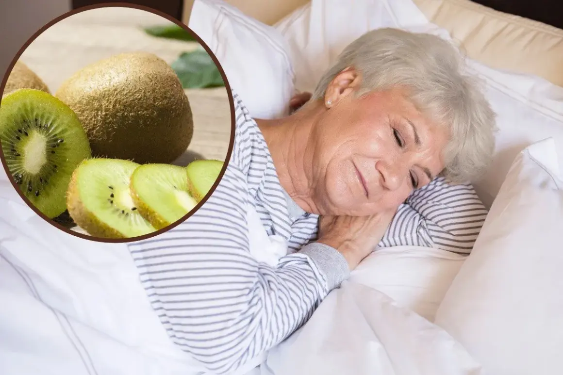 Starsza pani śpi spokojnie, a obok niej kiwi co leczy – owoc wspomagający zdrowy sen i regenerację.