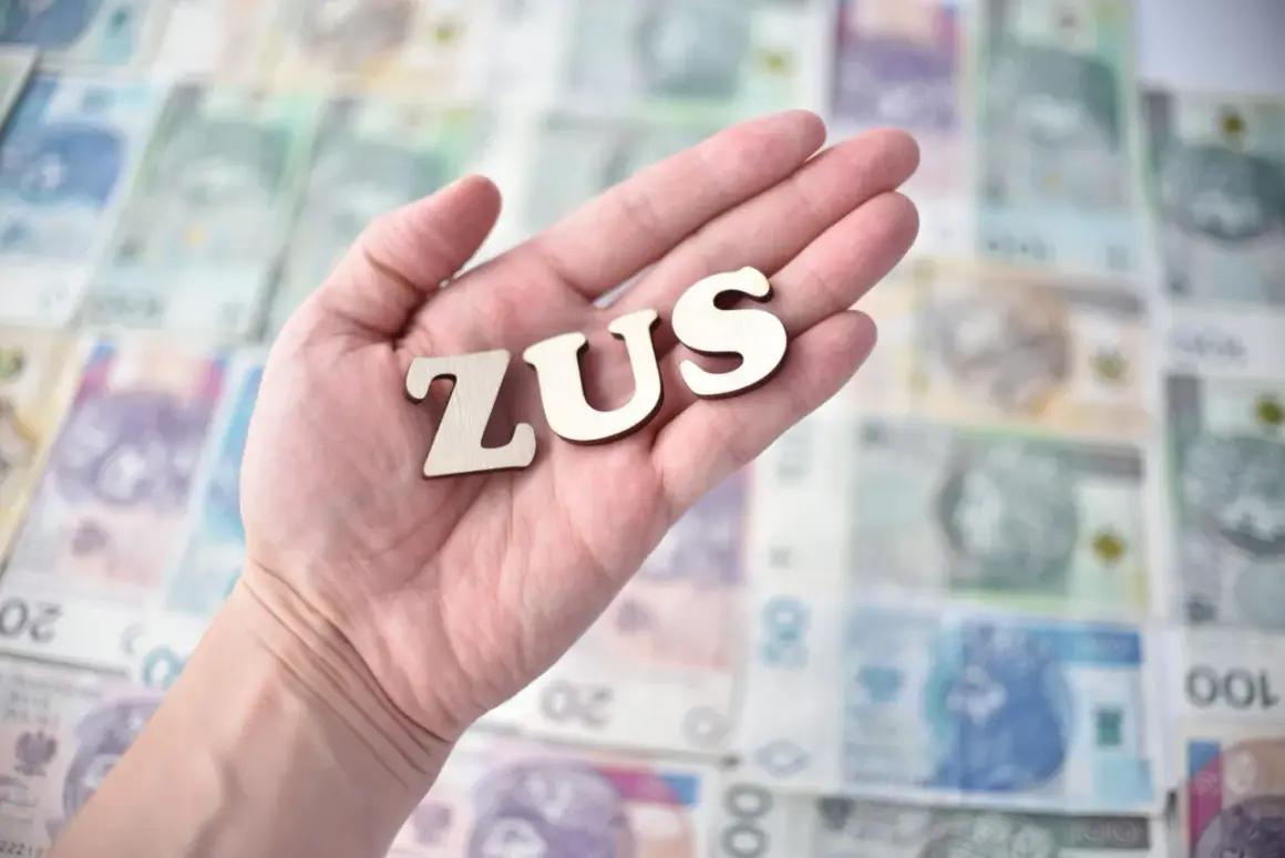 Dłoń trzyma litery ZUS na tle polskich banknotów. Planujesz składki ZUS 2026?