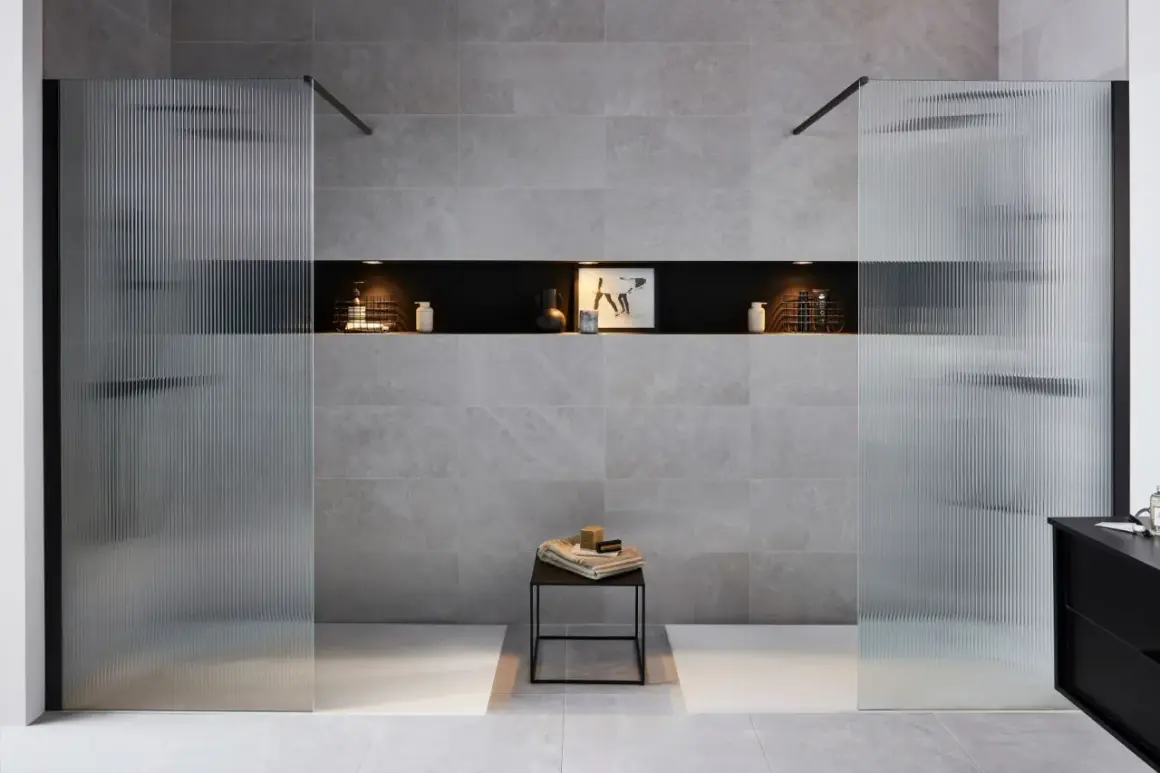 Douche moderne avec parois en verre strié. Idéal pour savoir comment choisir sa colonne de douche.