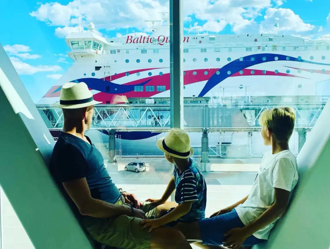 Familjen väntar på sin 40 timmars kryssning. En stor färja, Baltic Queen, ligger vid kajen.