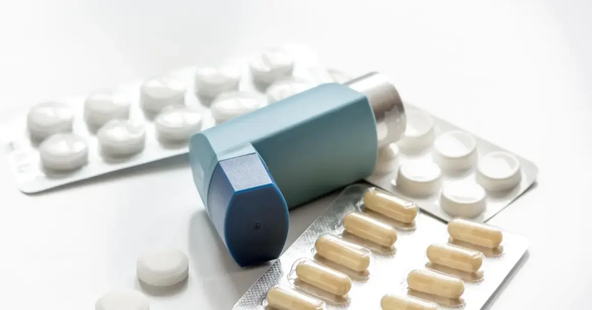 Inhalator i opakowania leków, w tym kapsułki i tabletki. Może być stosowany jako wsparcie przy problemach z oddychaniem, podobnie jak n acetylocysteina.