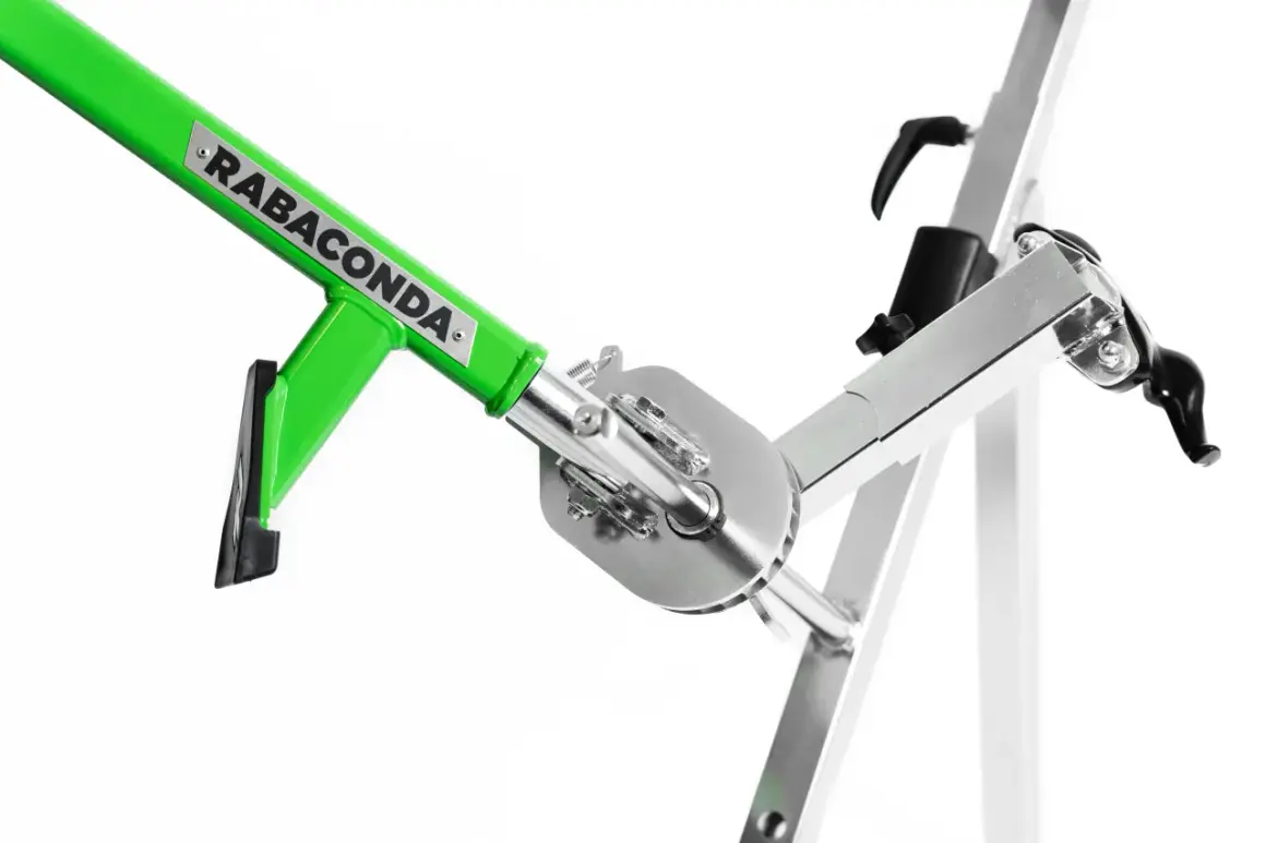 Herramienta Rabaconda para destalonar rueda moto. Mecanismo de metal y brazo verde brillante.