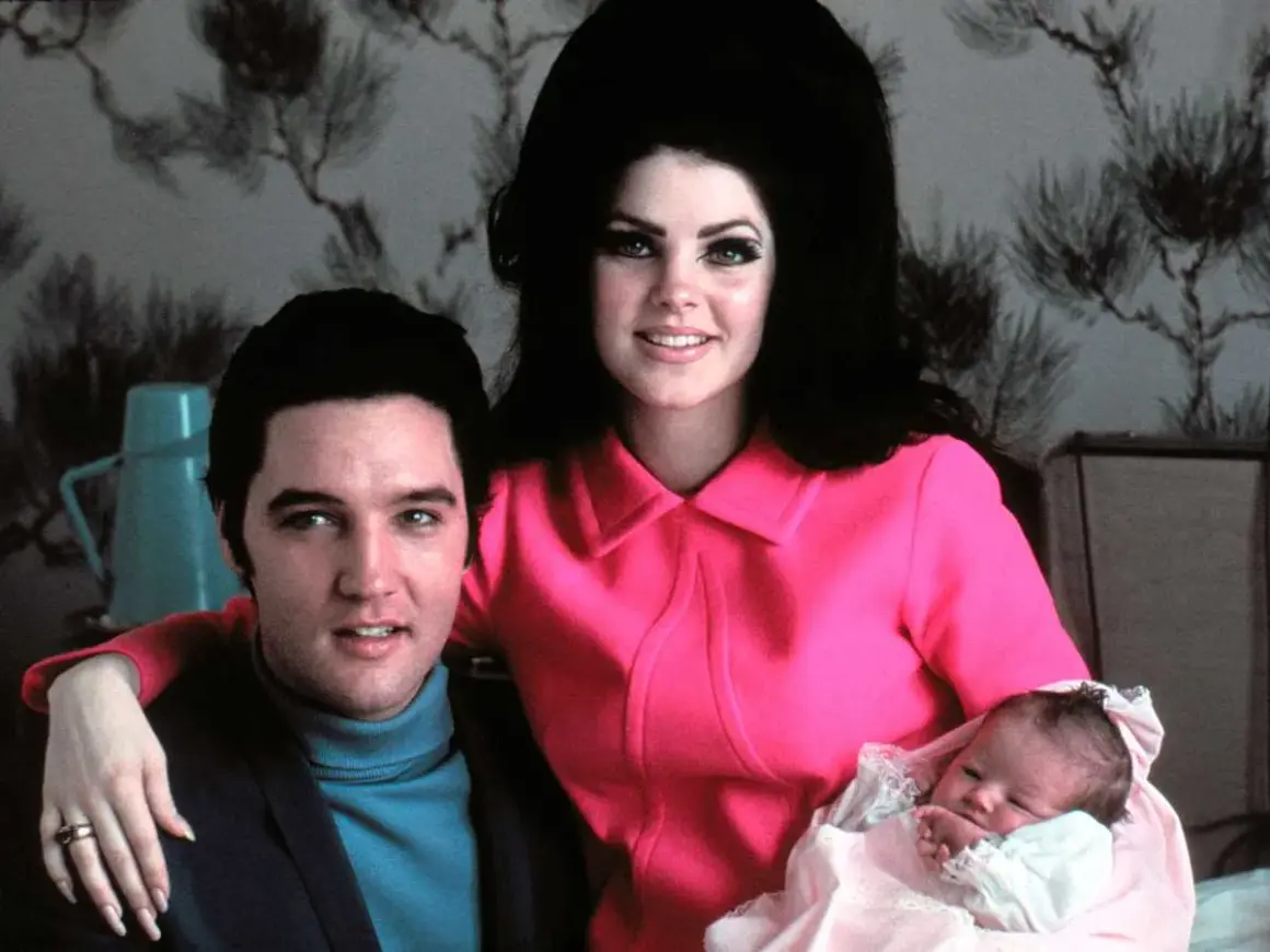 Elvis Presley och Priscilla Presley med sin nyfödda dotter Lisa Marie Presley.