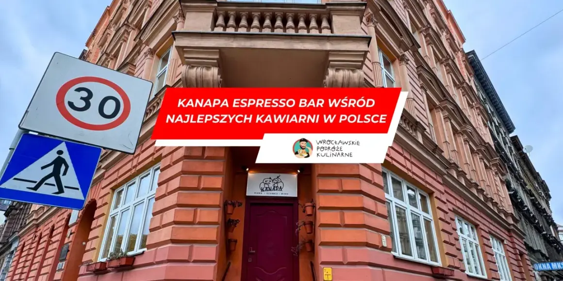 Kanapa Espresso Bar, uznawana za najlepszą kawę we Wrocławiu, na tle kamienicy. Obok znaki drogowe.