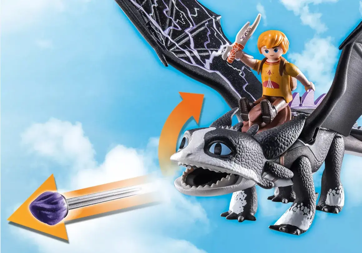 Chłopiec na grzbiecie czarnego, groźnego playmobil dragon z fioletowym pociskiem w paszczy, gotowy do lotu po niebie.