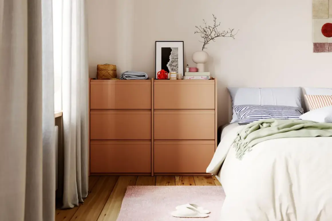 Modernes schlafzimmer design mit orangefarbenen Kommoden, einem Bett mit gestreiften Kissen und einer grünen Decke.