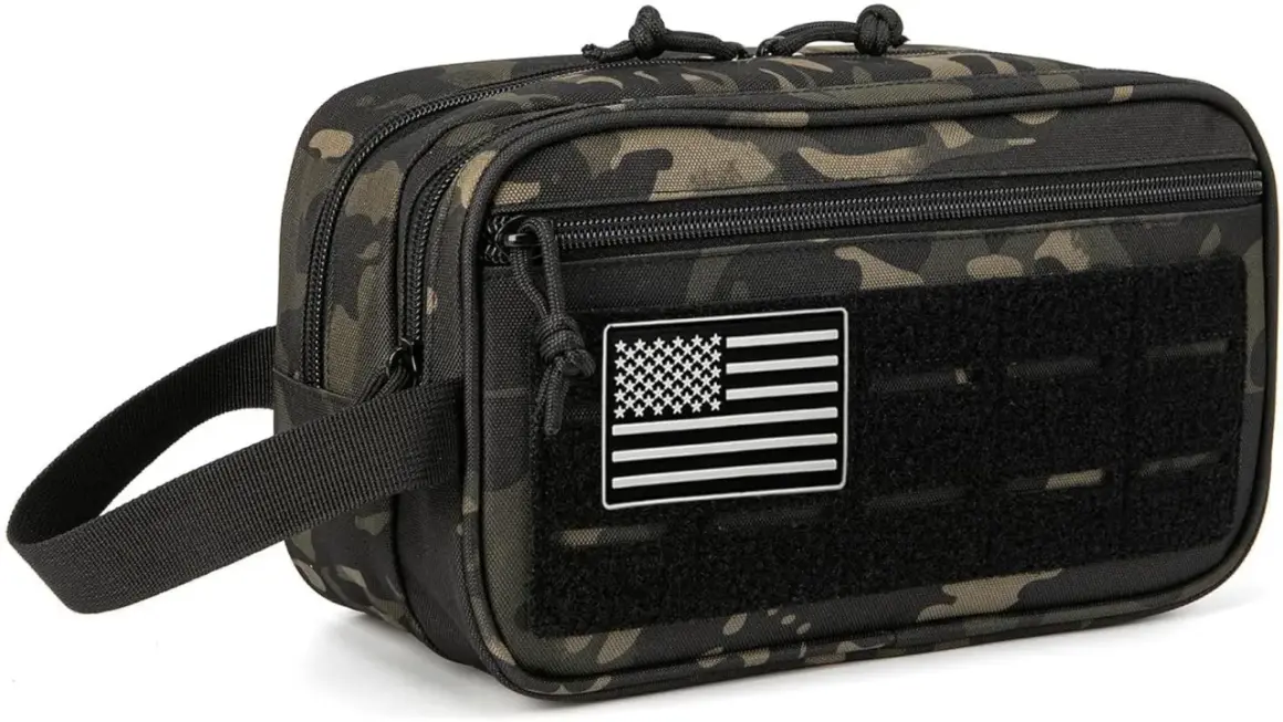 Neceser militar camuflado con parche de bandera de EE. UU. y asa lateral. Ideal para organizar tus artículos esenciales.