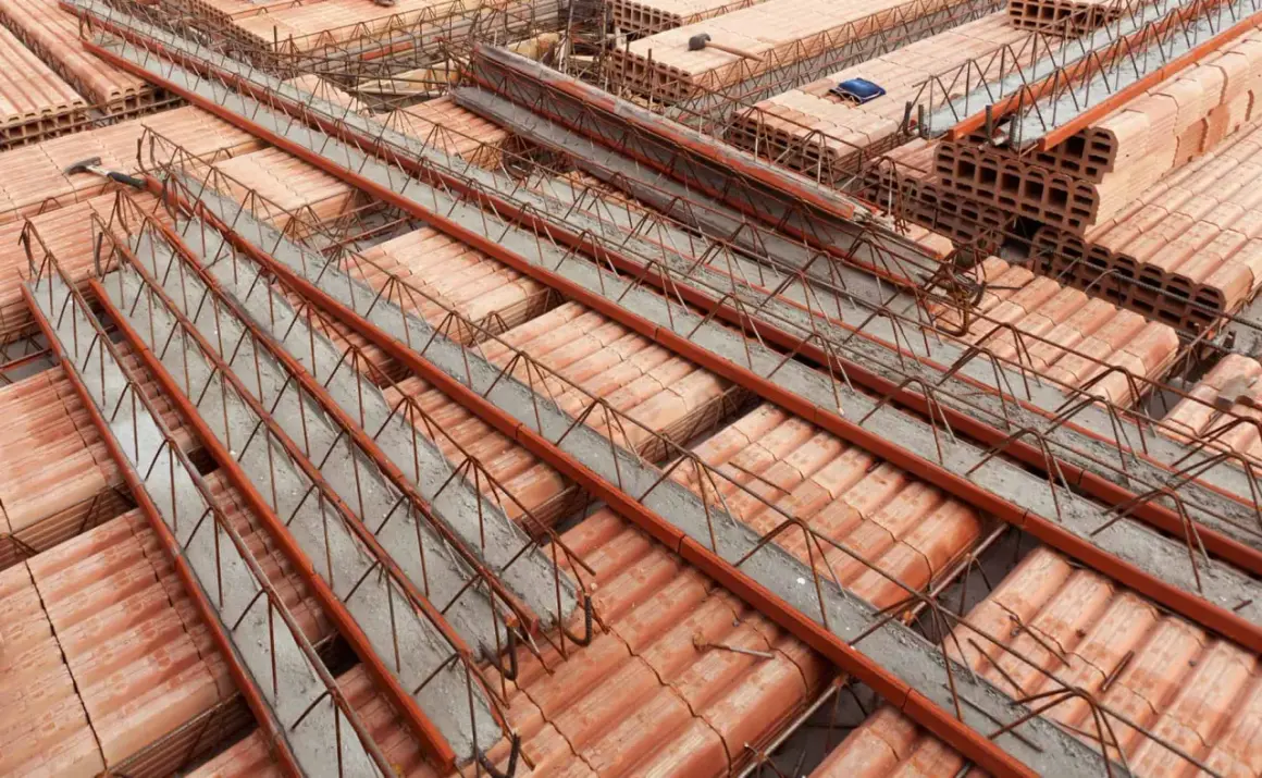 Budowa stropu teriva: widok na elementy nośne i pustaki ceramiczne. Sprawdź aktualną strop teriva cena.
