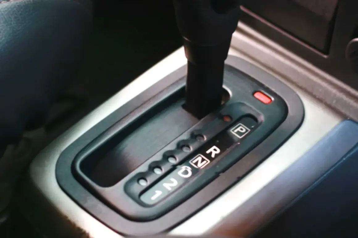 Levier de vitesse d'une voiture automatique. Pour savoir comment démarrer une voiture automatique, il faut placer le levier en P (Parking) ou N (Neutre).
