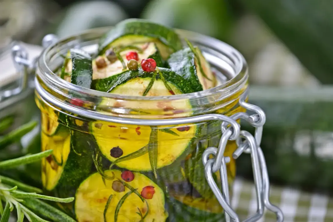 Ein Glas mit eingelegten Zucchini, Kräutern und bunten Pfefferkörnern. Perfekt für den Sommer!
