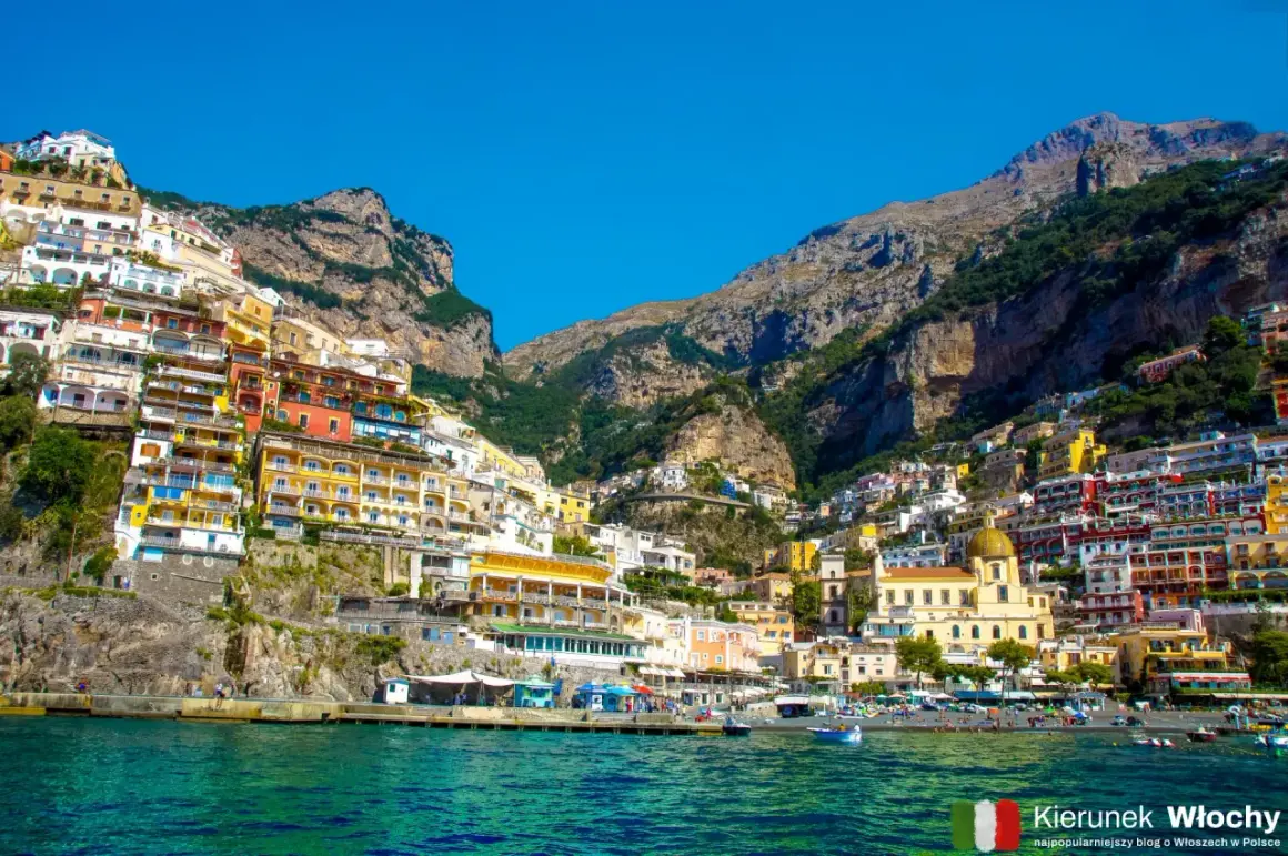 Positano, jedno z najpiękniejszych miejsc we Włoszech, z kolorowymi domami wciśniętymi w zbocze góry nad turkusowym morzem.