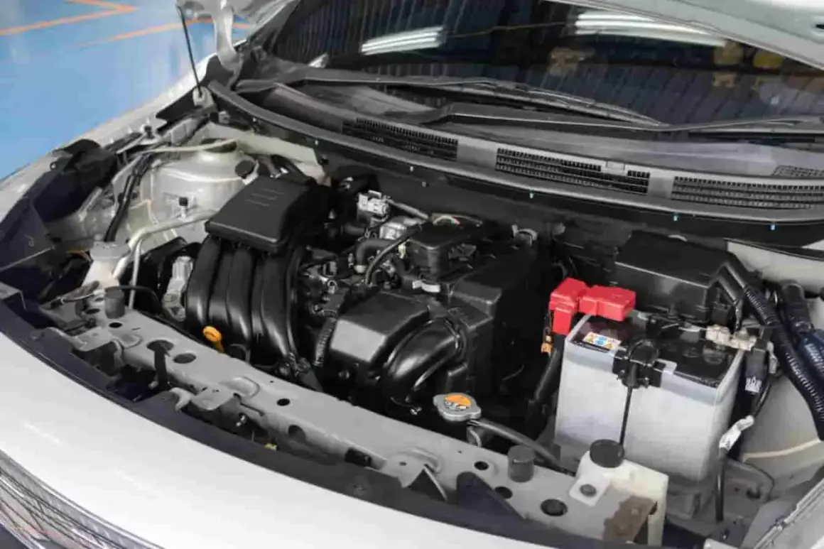 Moteur d'une voiture argentée. Pour savoir où trouver le code moteur sur carte grise, il faut consulter le document officiel du véhicule.