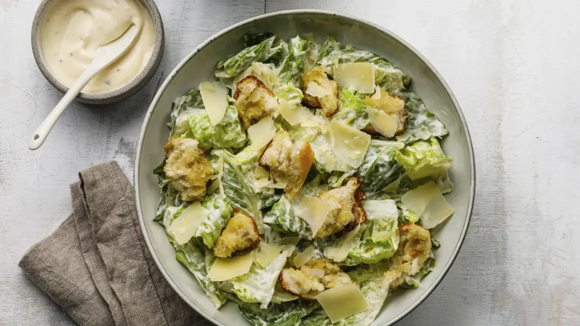 En härlig caesarsallad med krispig romansallad, krutonger och parmesan. Perfekt som en del av ett caesarsallad recept.