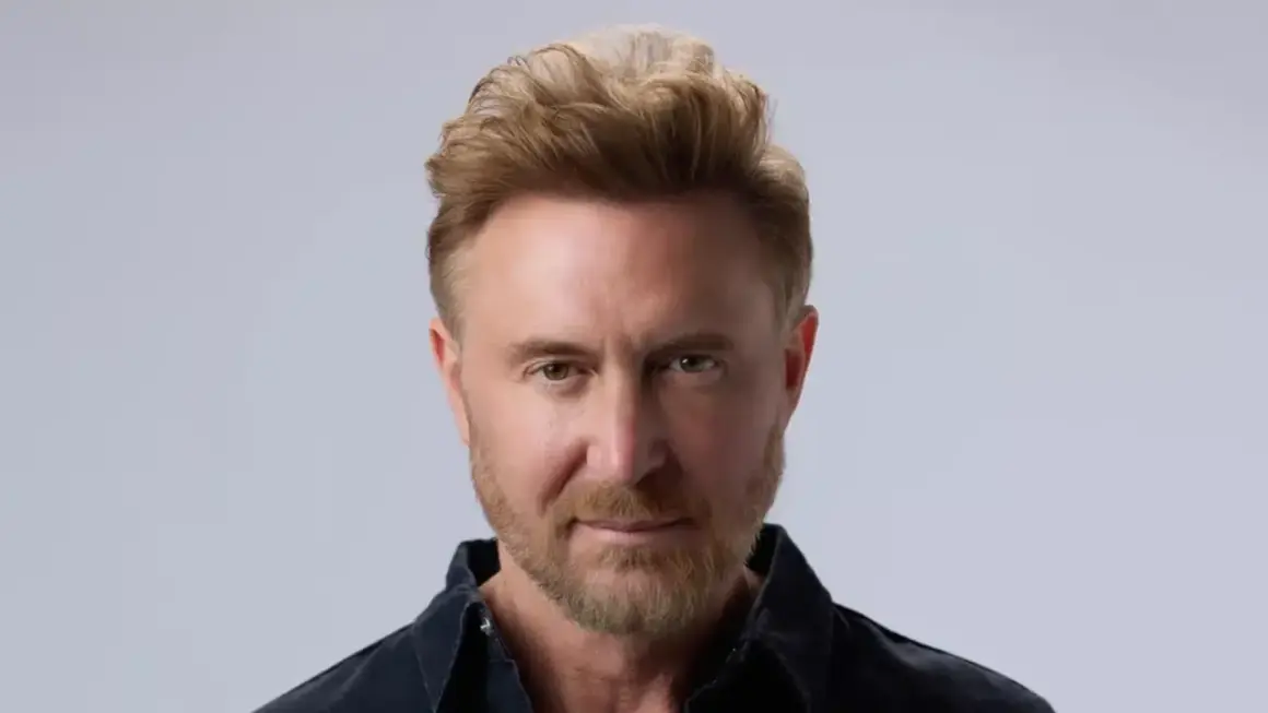 David Guetta, icona della musica elettronica, pronto a far ballare l'Italia con i suoi successi.
