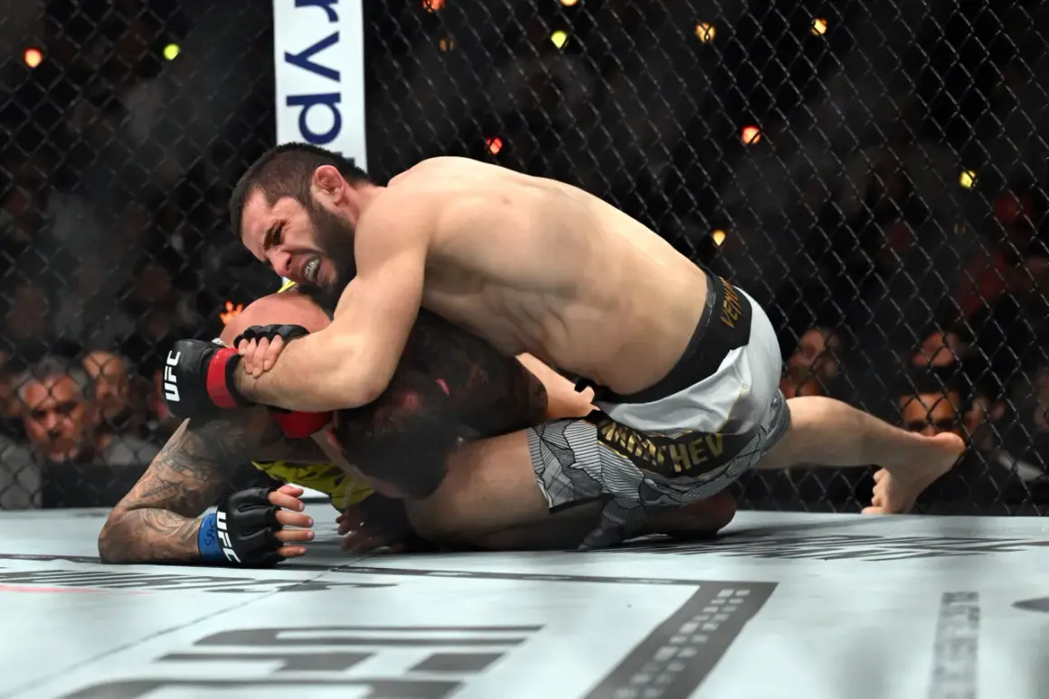 Två MMA-fighters i en intensiv kamp på mattan under UFC 311. En kämpe har överhanden och försöker säkra en submission.