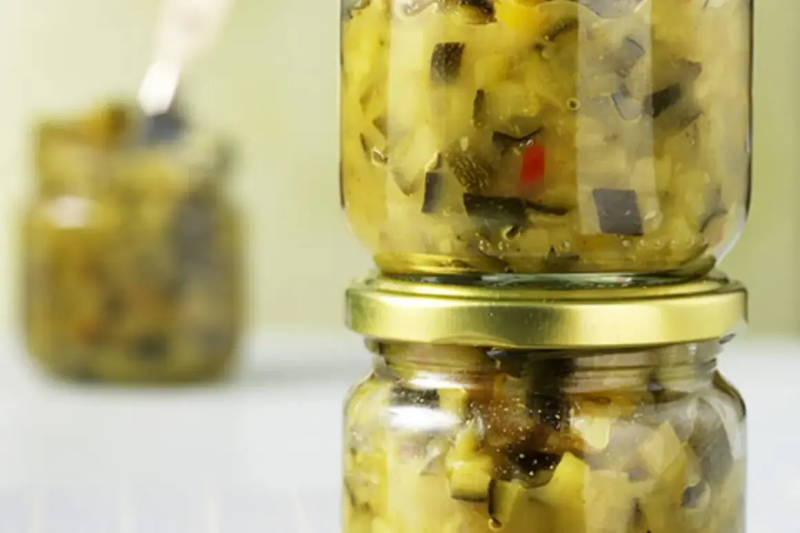 Zwei Gläser mit selbstgemachtem Zucchini-Chutney, eines auf dem anderen gestapelt.