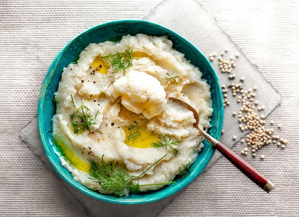 Aksamitne puree z kalafiora, polane oliwą, ozdobione koperkiem i świeżo mielonym pieprzem. Idealne jako lekki dodatek.