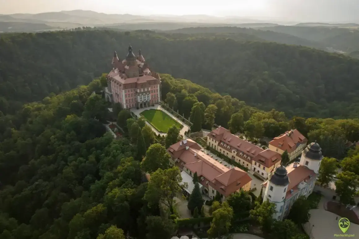 Zamek Książ, jedna z największych atrakcji w okolicach Wrocławia, otoczony bujną zielenią.