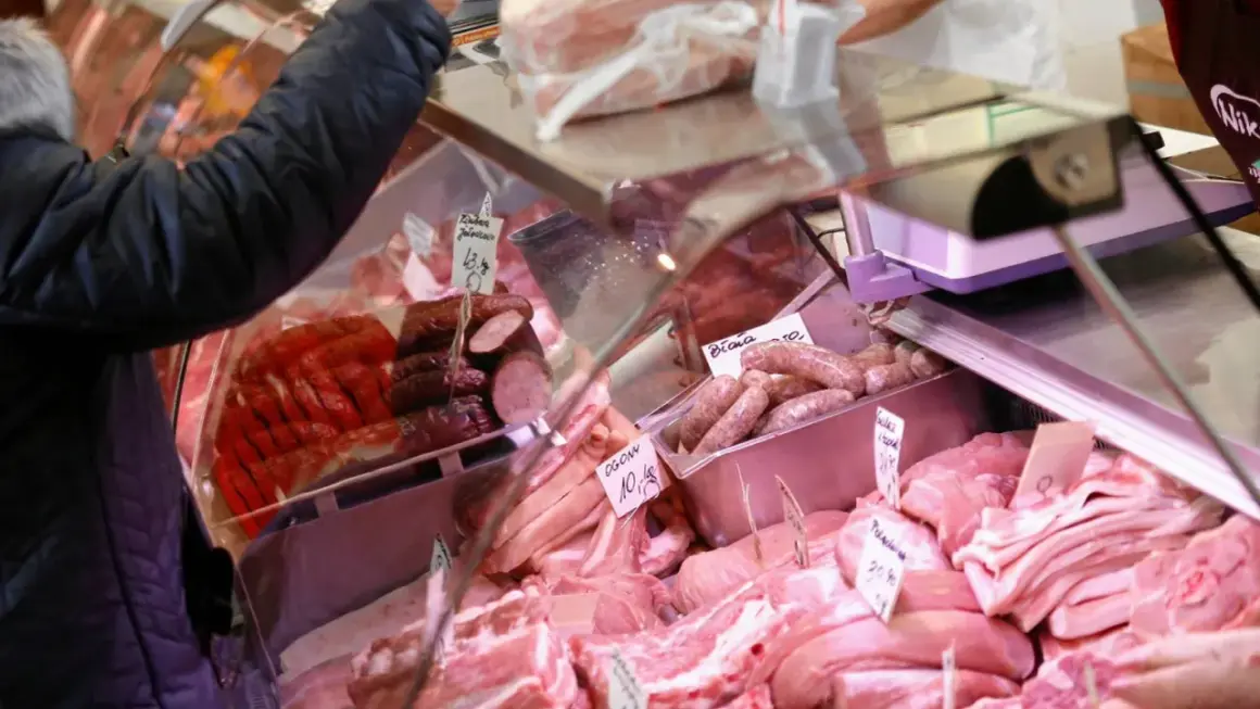 Wybieram mięso w sklepie. Zastanawiam się, jakie mięso ma najwięcej białka, przeglądając bogaty wybór wędlin i kawałków mięsa.