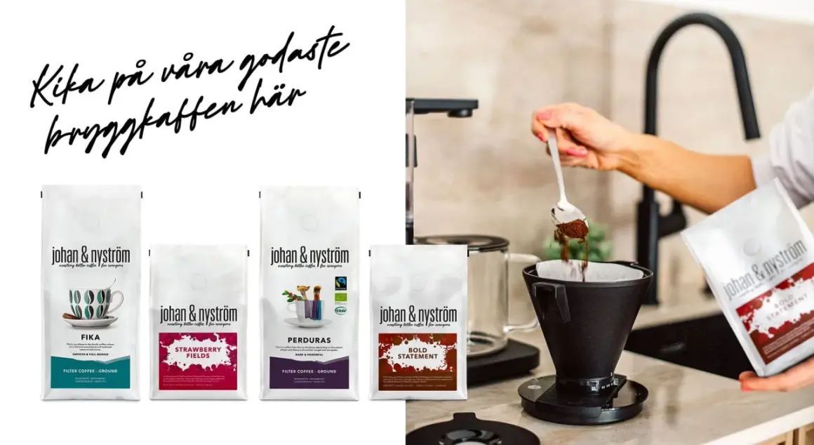 Johan & Nyström bryggkaffe i olika smaker. En hand mäter upp kaffe, perfekt för att veta hur många skopor kaffe till 4 koppar.