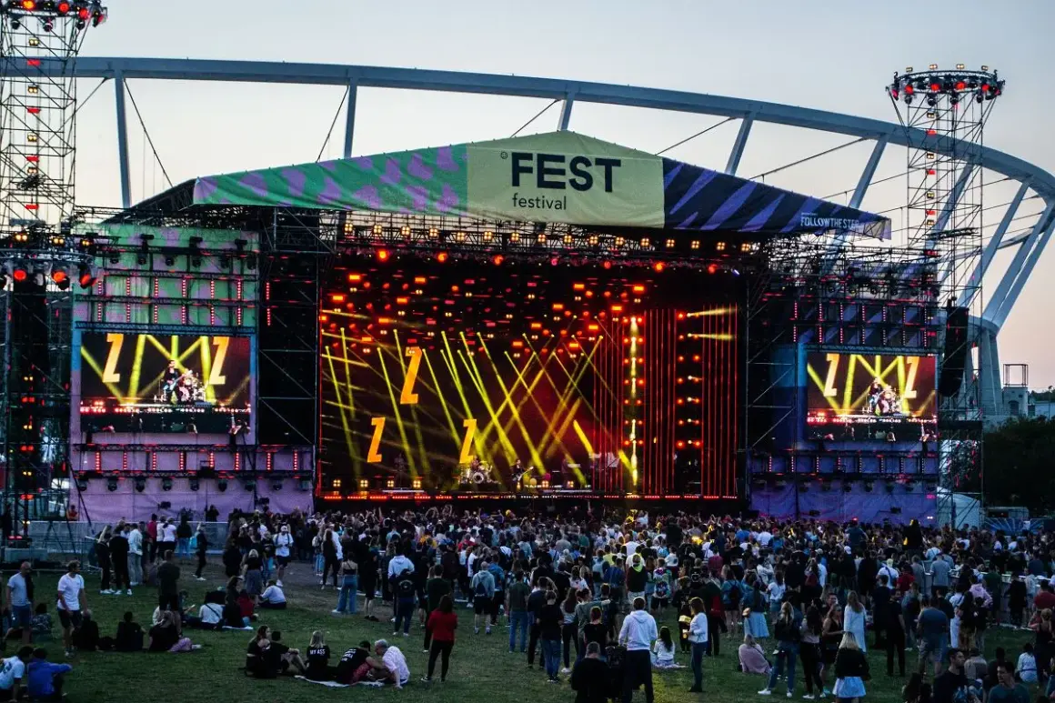 Ogromna scena festiwalowa, tłumy fanów, światła i muzyka. Stromae koncerty to zawsze niezapomniane widowisko.