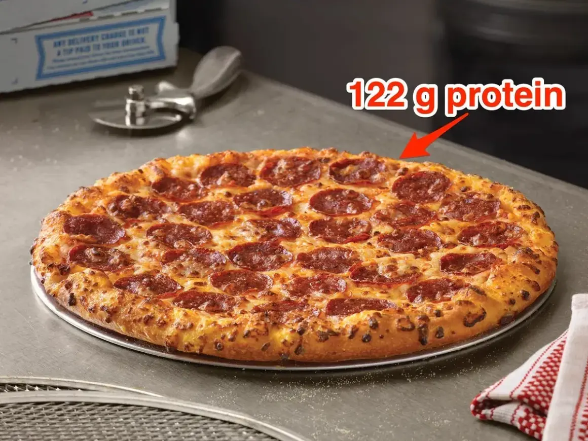 Pepperoni pizza z 122 g białka, idealna na szybki posiłek.