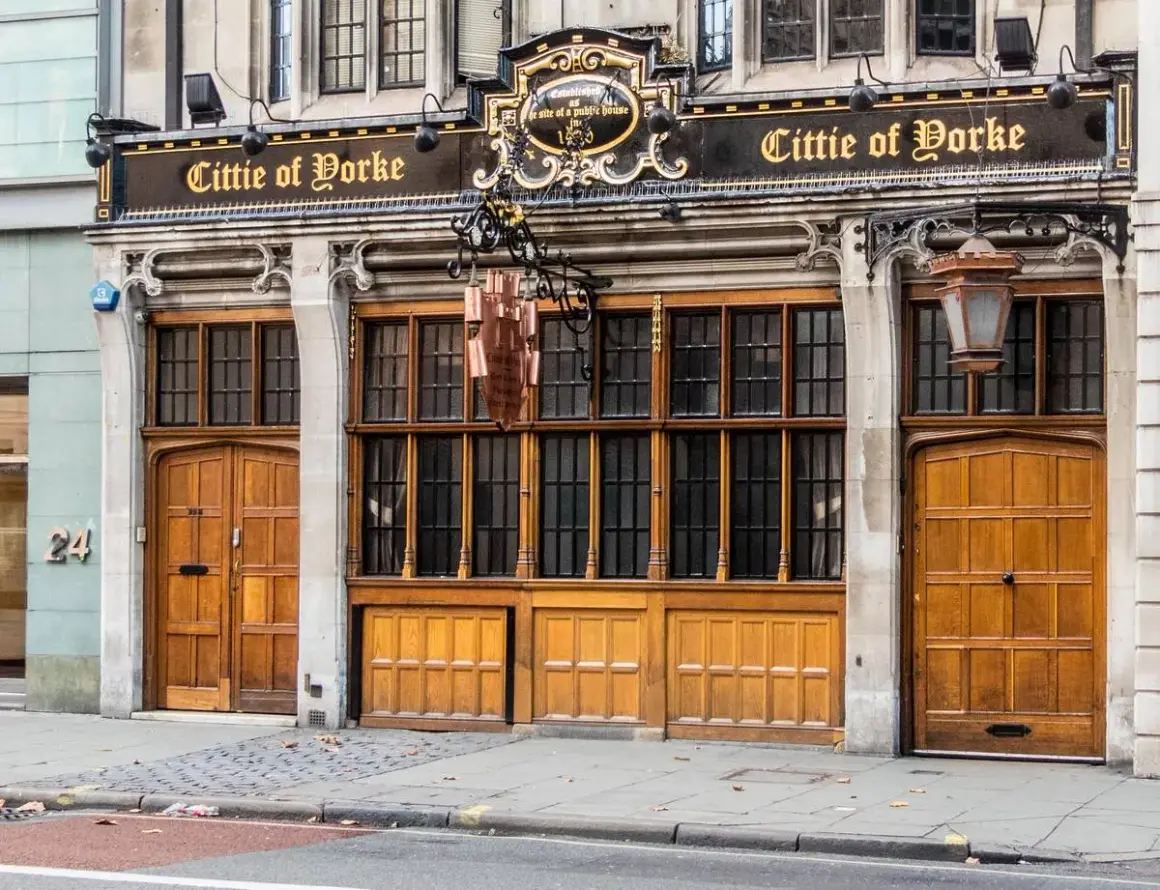 Un pub tradizionale a Londra, "Cittie of Vorke", con porte in legno e grandi finestre.
