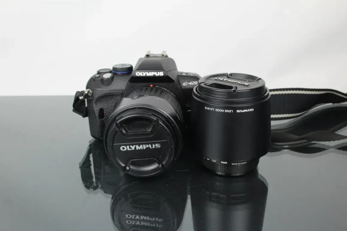 Olympus E-420 med objektiv och motljusskydd. En klassisk kamera redo för nya äventyr.