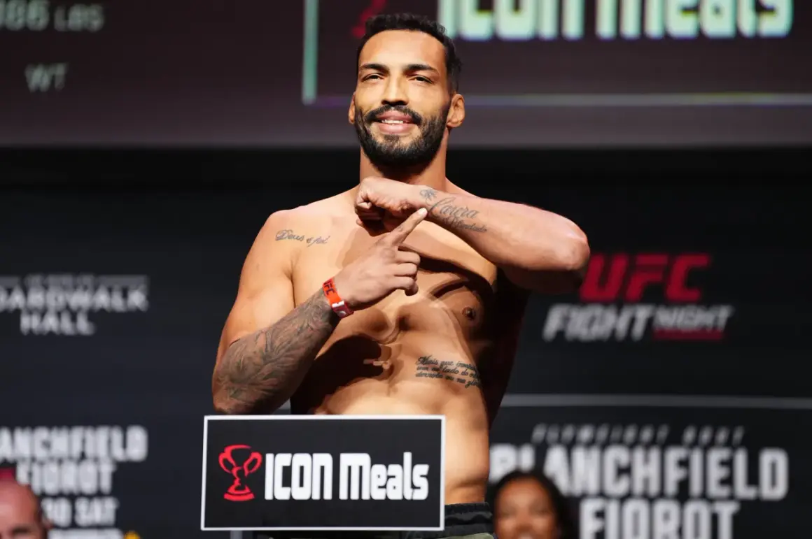 Bruno Silva, tatuerad och leende, står på vågen inför en UFC-gala.