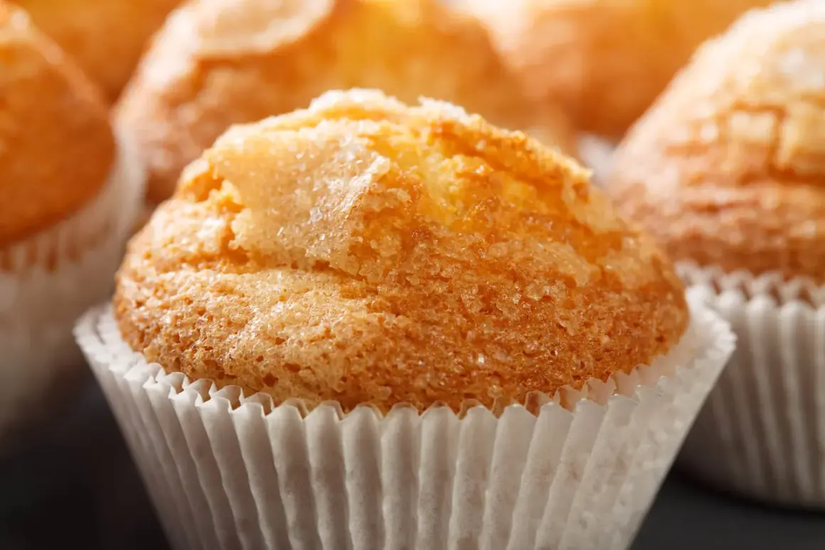 Deliciosas madeleines de Proust, doradas y cubiertas de azúcar, listas para evocar recuerdos.