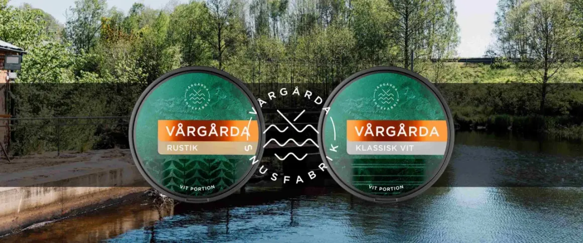 Två dosor Vårgårda snus med en bakgrund av en grönskande skog och en gyllene flod.