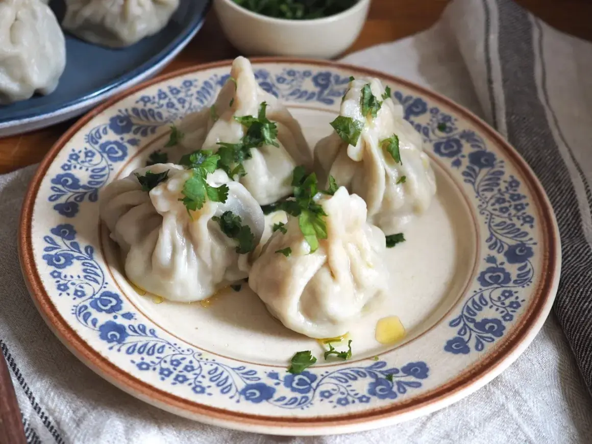 Chinkali przepis: pyszne pierożki z mięsem i ziołami, gotowe do podania.