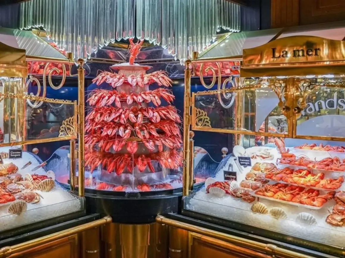 Impresionante torre de langostas y mariscos frescos, parte del buffet más grande de Europa.