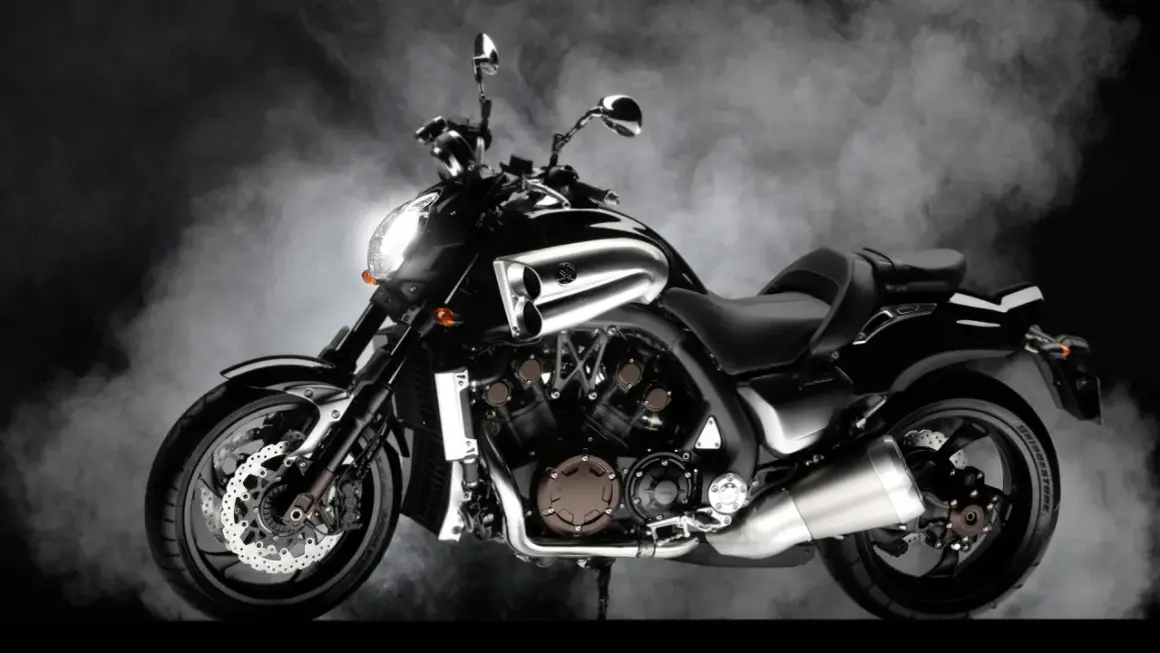 Potente V Max 1700 negra emerge de la niebla, mostrando su motor musculoso y diseño agresivo.