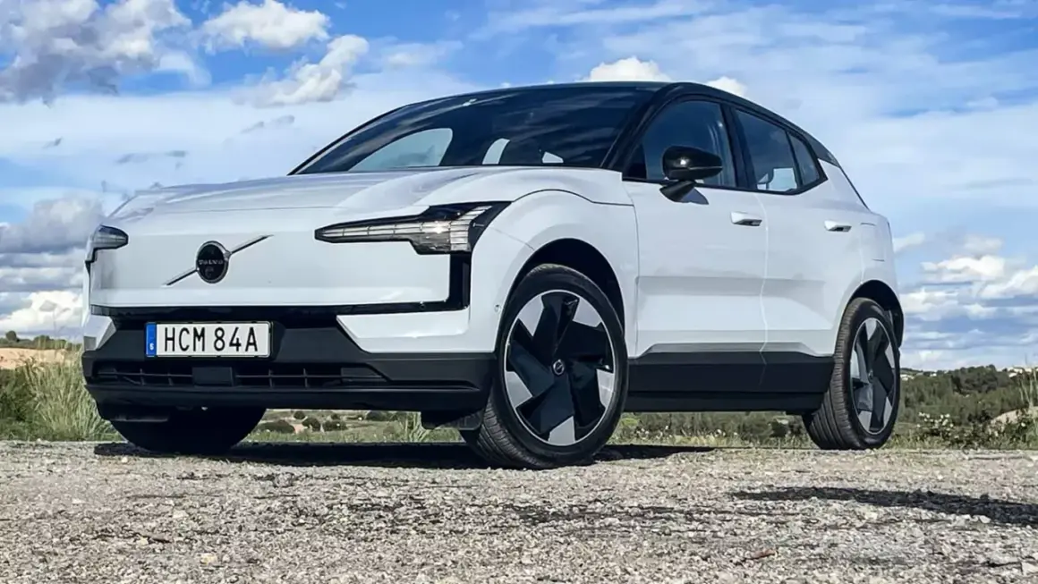 Vit Volvo EX30 på grusväg, redo för ett spännande volvo ex30 test under en molnig himmel.