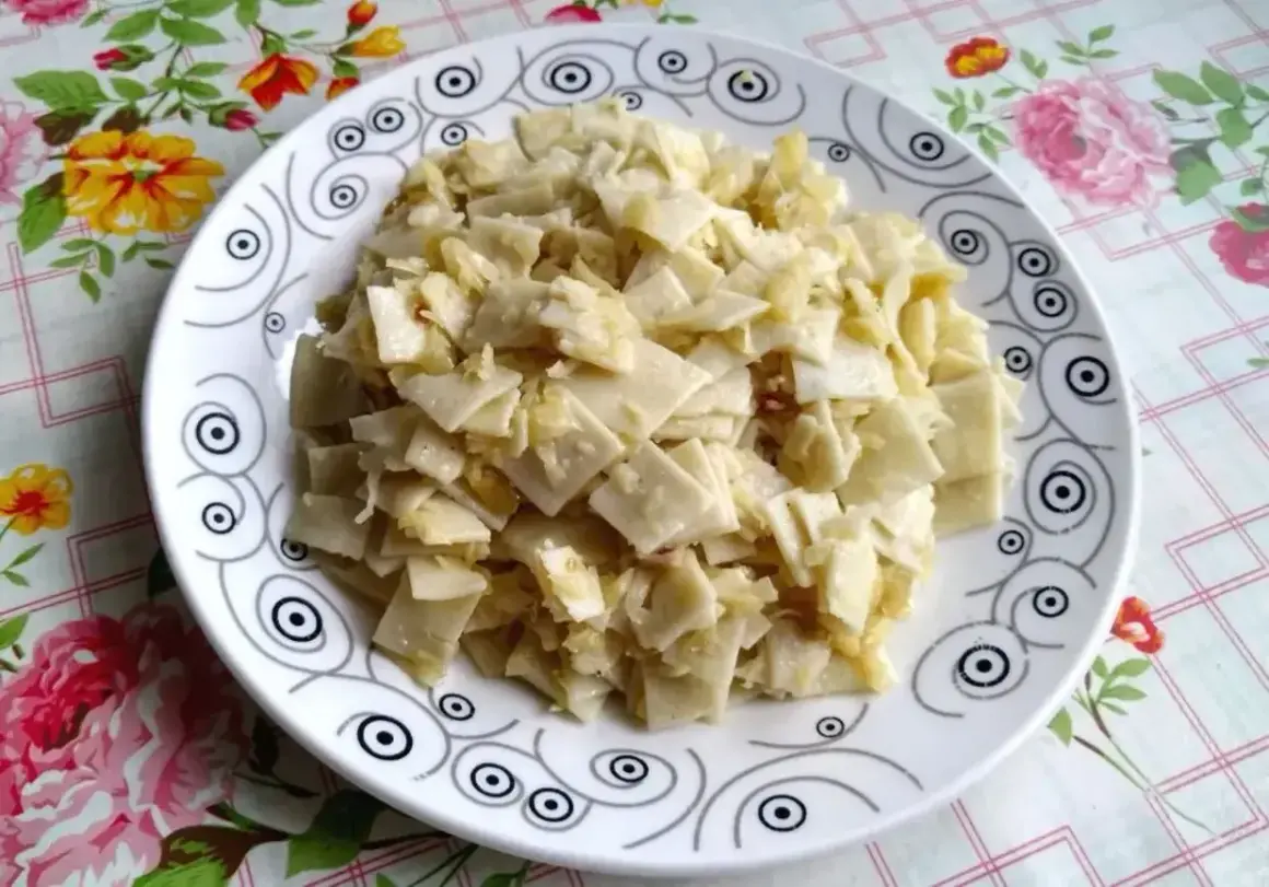 Tradycyjne łazanki z kapustą białą, prosto z talerza, gotowe do podania.