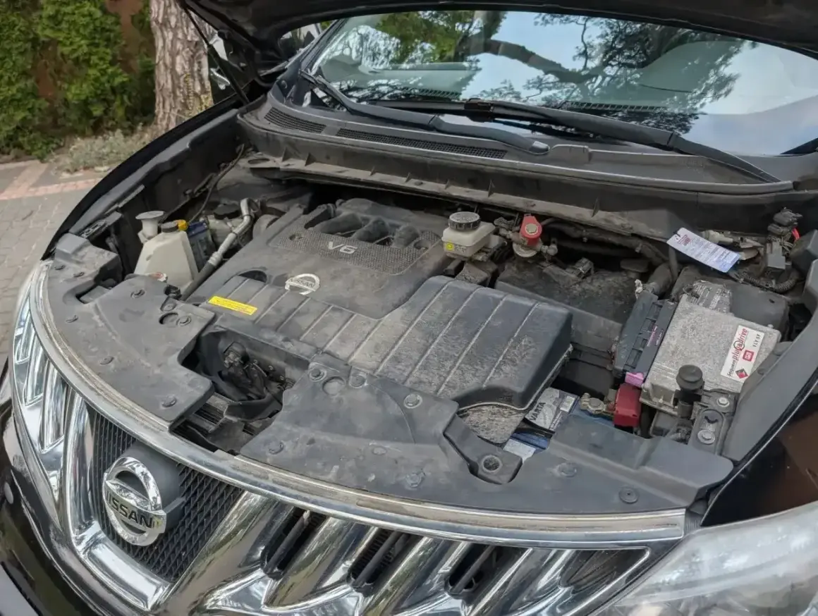 Silnik V6 w Nissan Murano. Zastanawiasz się nad **nissan murano spalanie**? Ten silnik to serce auta, które wpływa na jego apetyt na paliwo.