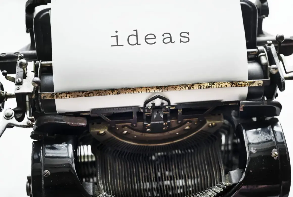 Stara maszyna do pisania z napisem "ideas" na papierze. Czasem potrzebujemy nowych pomysłów, by odpowiedzieć na trudne pytania o życiu.