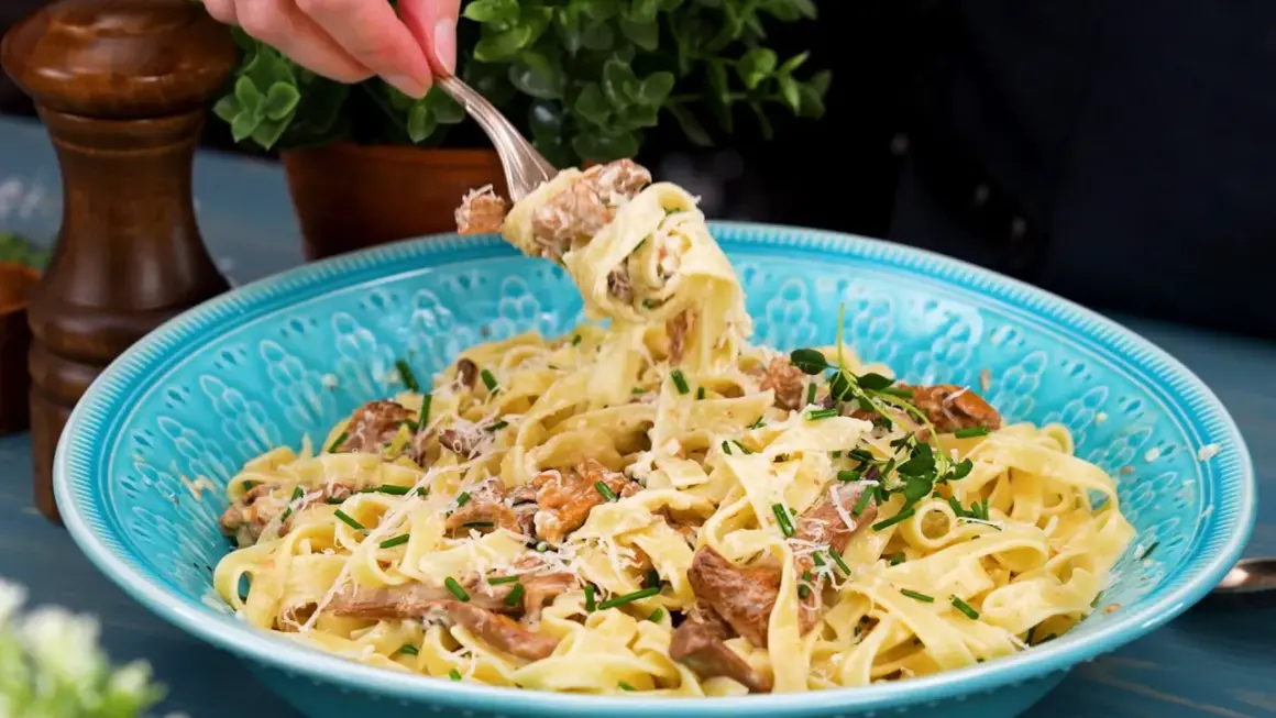 En krämig pasta med kantareller, toppad med parmesan och färska örter. En härlig höstfavorit!