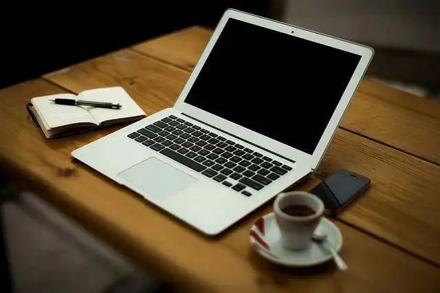 Ile kosztuje wyczyszczenie laptopa? Sprawdź ceny i usługi w serwisach