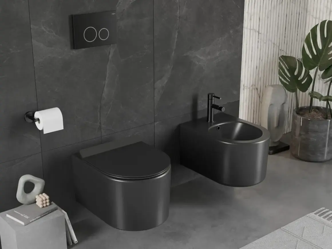 Nowoczesny wc kompakt w matowej czerni, obok bidet, na tle ciemnych płytek. Elegancka łazienka.