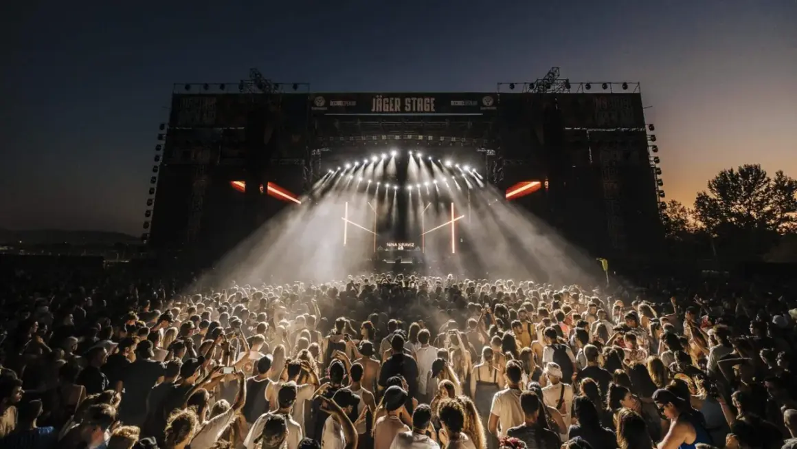 Folla in delirio al Decibel Open Air di Firenze, un'esperienza indimenticabile per Pasqua. Luci, musica e un'energia pazzesca.