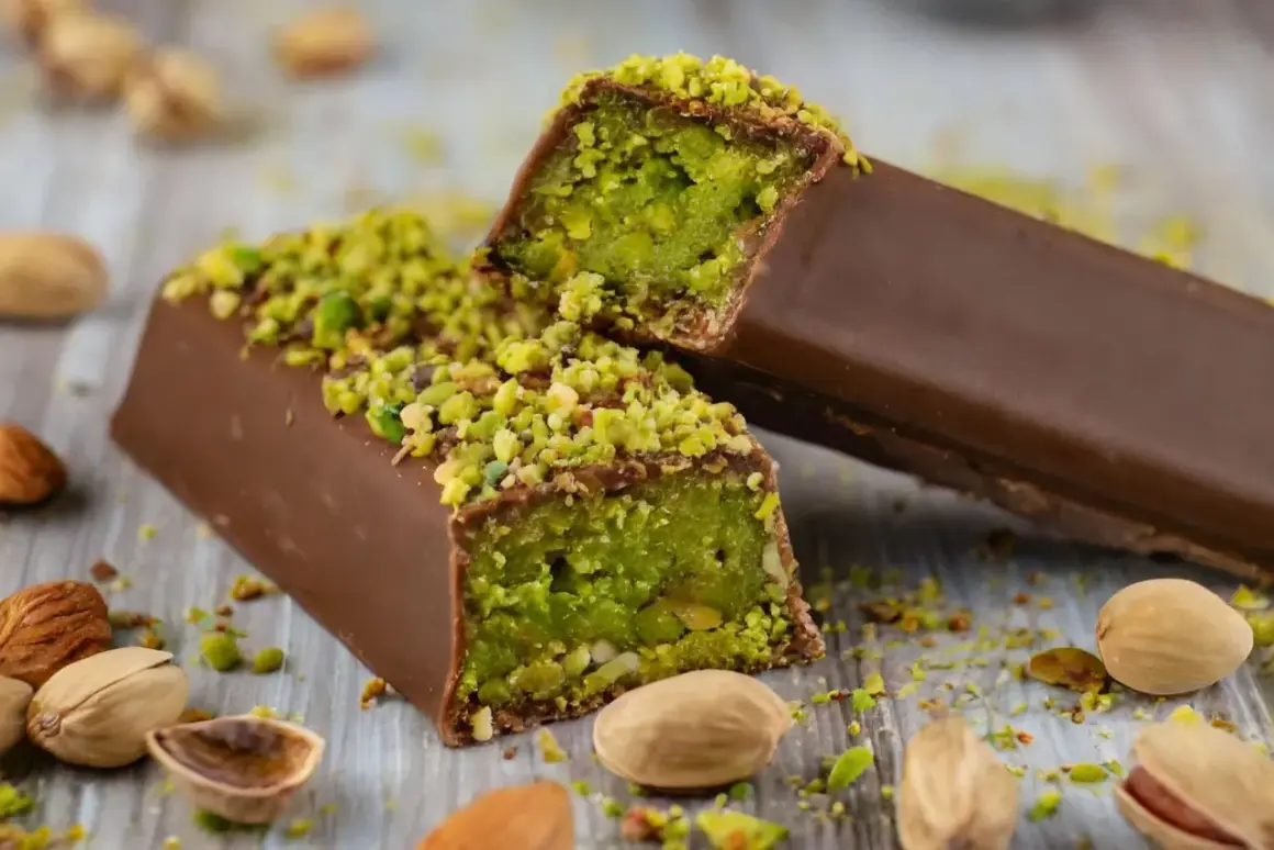Czekoladowe batoniki z pistacjami, idealne na dubajską czekoladę przepis. Pyszne i aromatyczne.