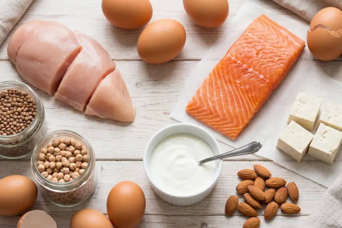 Poulet, saumon, œufs, yaourt, amandes, pois chiches, lentilles et tofu : une sélection d'aliments pour une alimentation riche en protéines.