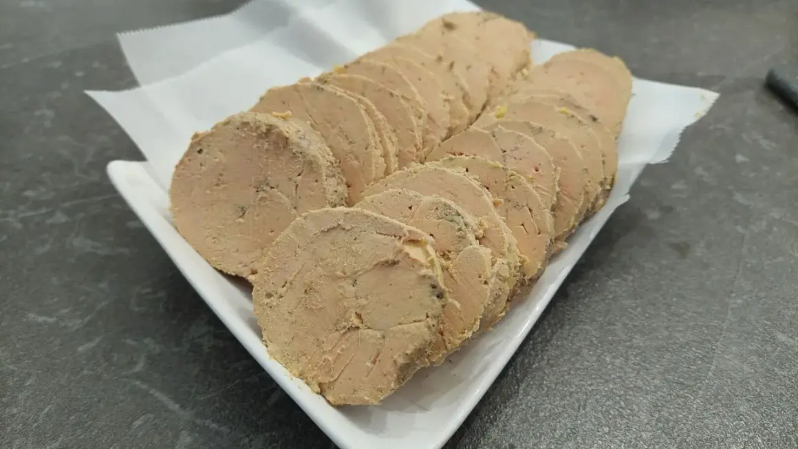 Tranches de foie gras prêtes à être dégustées, tout juste sorties du frigo.