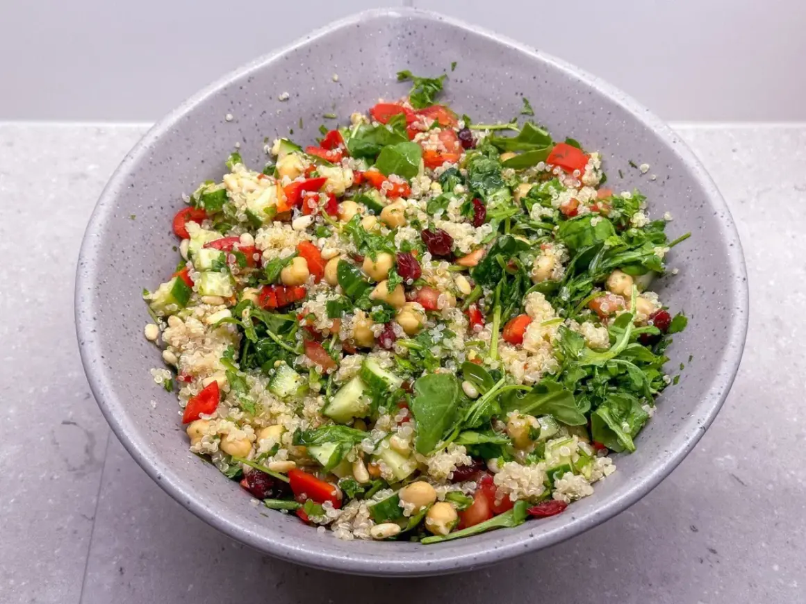 En fräsch och färgglad quinoasallad med kikärtor, gurka, tomat och örter. Ett perfekt quinoa recept för en lätt lunch.