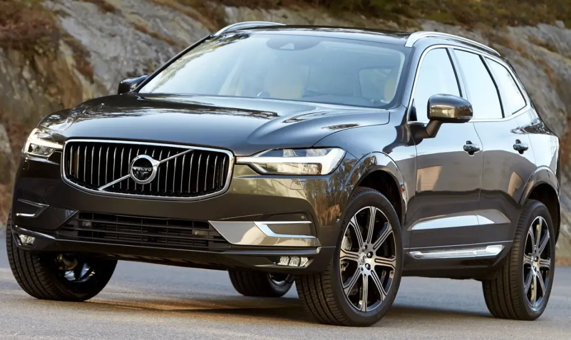 Mörkgrå Volvo XC60 redo för ett volvo xc60 test i svensk natur.